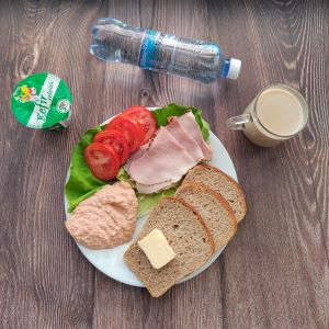 Dieta z ograniczeniem łatwoprzyswalajnych węglowodanów Masło extra Kawa zbożowa z mlekiem Chleb Graham Szynka krucha z pieca wieprzowa Pasta twarogowa pomidorowo-selerowa Kefir Woda mineralna Sałata zielona Pomidor